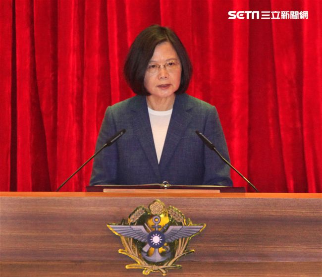 總統蔡英文親臨主持國防部中華民國107年軍人節暨全民國防教育日表揚活動，並頒獎表揚「國軍楷模」、「模範團體(主官)」、「敬軍模範」及「全民國防教育傑出貢獻獎」等獲獎人員。（記者邱榮吉/攝影）