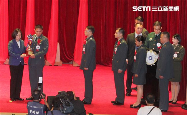 總統蔡英文親臨主持國防部中華民國107年軍人節暨全民國防教育日表揚活動，並頒獎表揚「國軍楷模」、「模範團體(主官)」、「敬軍模範」及「全民國防教育傑出貢獻獎」等獲獎人員。（記者邱榮吉/攝影）