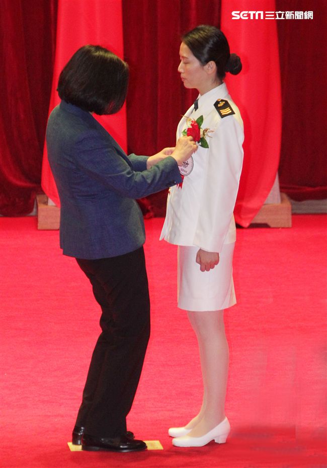 總統蔡英文親臨主持國防部中華民國107年軍人節暨全民國防教育日表揚活動，並頒獎表揚「國軍楷模」、「模範團體(主官)」、「敬軍模範」及「全民國防教育傑出貢獻獎」等獲獎人員。（記者邱榮吉/攝影）