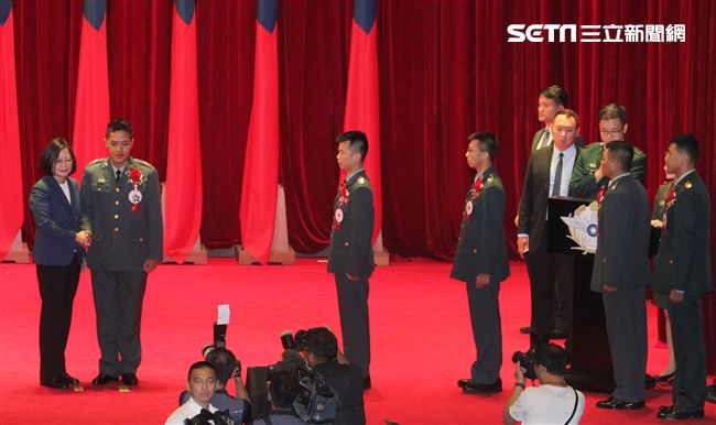總統蔡英文親臨主持國防部中華民國107年軍人節暨全民國防教育日表揚活動，並頒獎表揚「國軍楷模」、「模範團體(主官)」、「敬軍模範」及「全民國防教育傑出貢獻獎」等獲獎人員。（記者邱榮吉/攝影）
