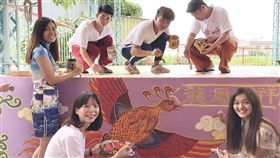 海外志工彩繪社區　體驗台灣人情味