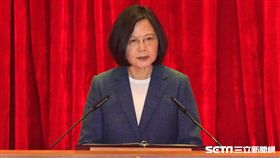 總統蔡英文親臨主持國防部中華民國107年軍人節暨全民國防教育日表揚活動，並頒獎表揚「國軍楷模」、「模範團體(主官)」、「敬軍模範」及「全民國防教育傑出貢獻獎」等獲獎人員。（記者邱榮吉/攝影）