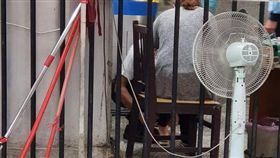 台鐵剪票員蹲下幫乘客修鞋／臉書爆料公社