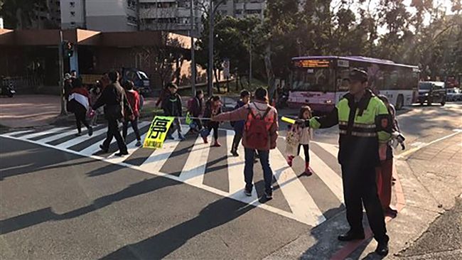 因應開學日　增員警維護學童上學安全