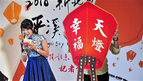 玉兔銀蟾放天燈　中秋平溪祈福願望升空