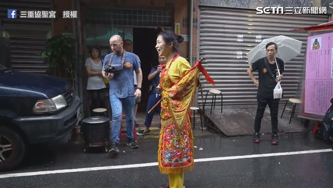 蓮花太子雨中跳舞！　自誇：我比較帥