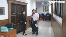 台灣省諮議會前諮議員陳福來（白衣者），擔任中台製酒科技股份有限公司負責人期間，製造假紅酒，被追徵2542萬餘元菸酒稅，拒繳被管收。法務部行政執行署新北分署提供