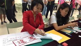 范雲攜帶違憲看板赴選委會登記