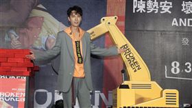 陳勢安全新專輯「壞掉的我們」正式發行，用挖土機挖出閃亮的鑽石，象徵專輯含強大能量。（記者邱榮吉/攝影）