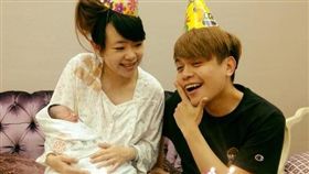 蔡阿嘎與老婆二伯近日升級成新手爸媽。