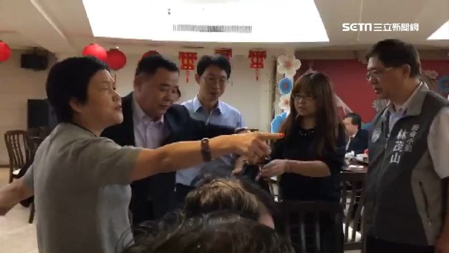 直播暗指拿錢辦事　議員遭前議員潑湯