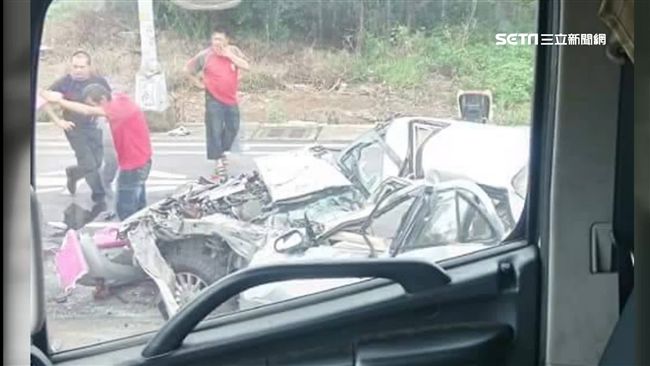 台66線連環追撞　轎車成「夾心餅」