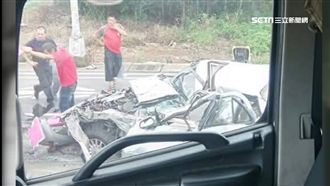 台66線連環追撞　轎車成「夾心餅」