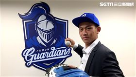 選秀狀元戴培峰和富邦悍將完成簽約。（圖／富邦悍將提供）