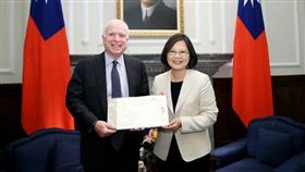 總統蔡英文2016年6月出席接見美國聯邦參議院軍事委員會馬侃（John McCain）主席訪問團。（圖／總統府提供）
