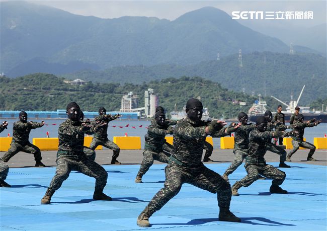 海軍陸戰隊綜合格鬥操演。（記者邱榮吉/攝影）