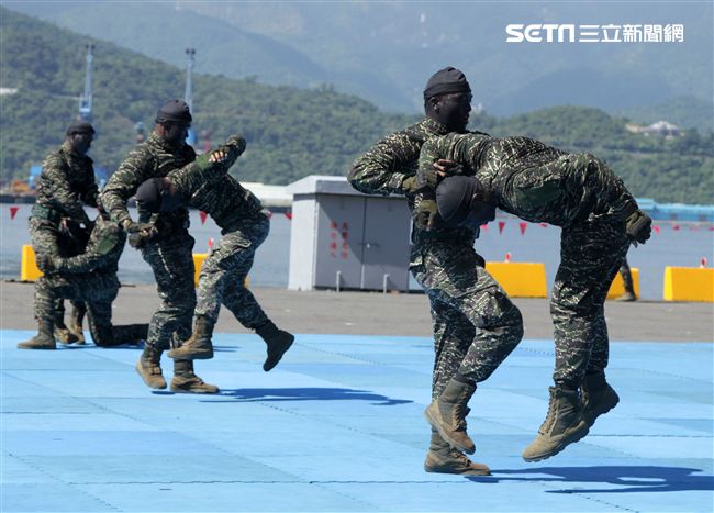 海軍陸戰隊綜合格鬥操演。（記者邱榮吉/攝影）