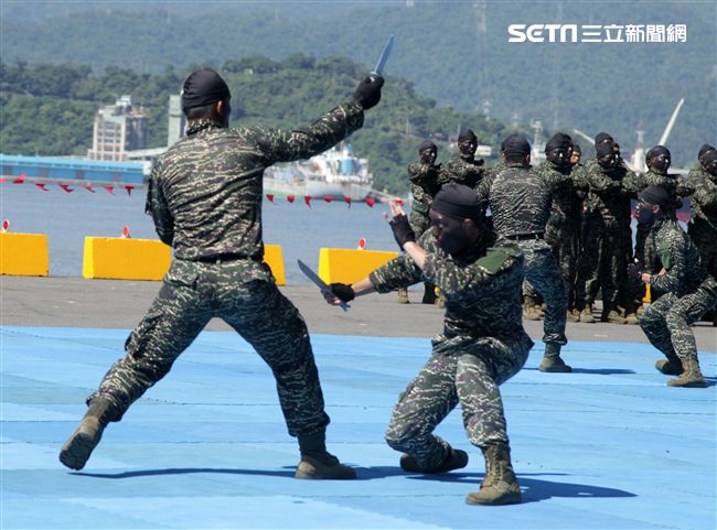 海軍陸戰隊綜合格鬥操演。（記者邱榮吉/攝影）