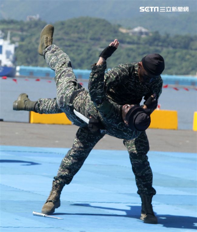 海軍陸戰隊綜合格鬥操演。（記者邱榮吉/攝影）