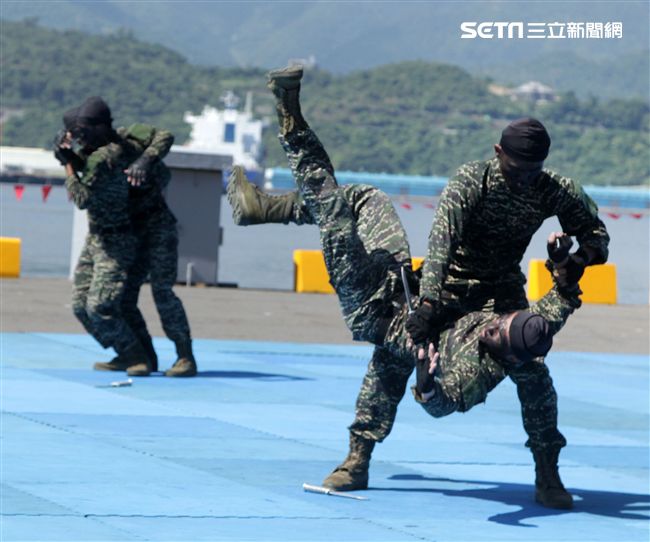 海軍陸戰隊綜合格鬥操演。（記者邱榮吉/攝影）