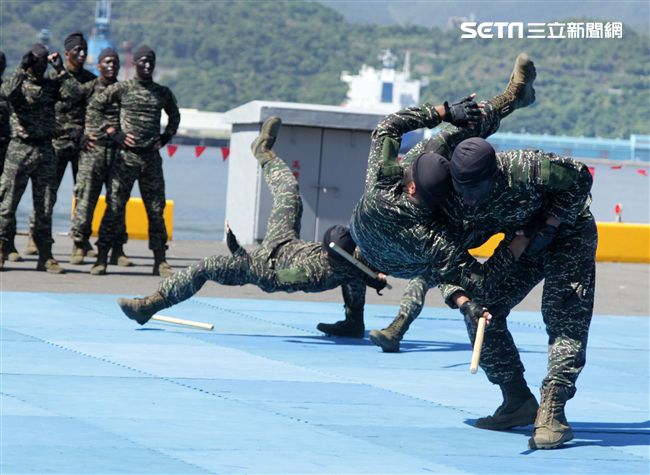 海軍陸戰隊綜合格鬥操演。（記者邱榮吉/攝影）