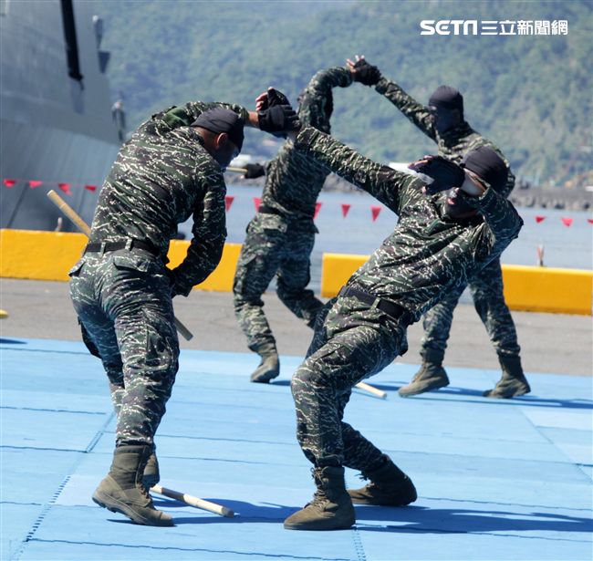 海軍陸戰隊綜合格鬥操演。（記者邱榮吉/攝影）
