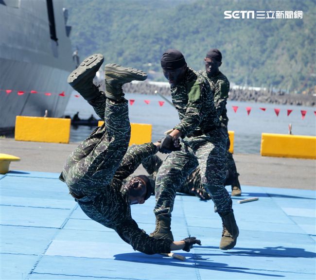 海軍陸戰隊綜合格鬥操演。（記者邱榮吉/攝影）