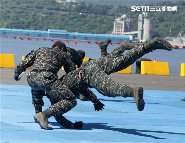 海軍陸戰隊綜合格鬥操演。（記者邱榮吉/攝影）