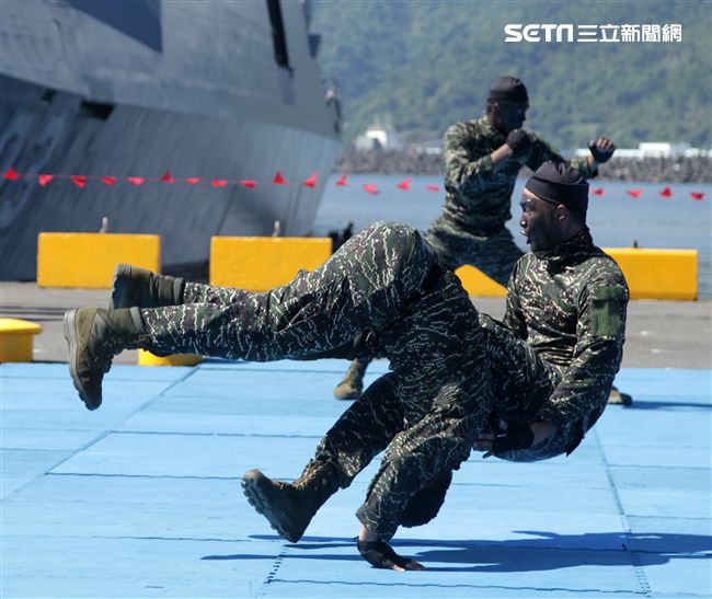 海軍陸戰隊綜合格鬥操演。（記者邱榮吉/攝影）