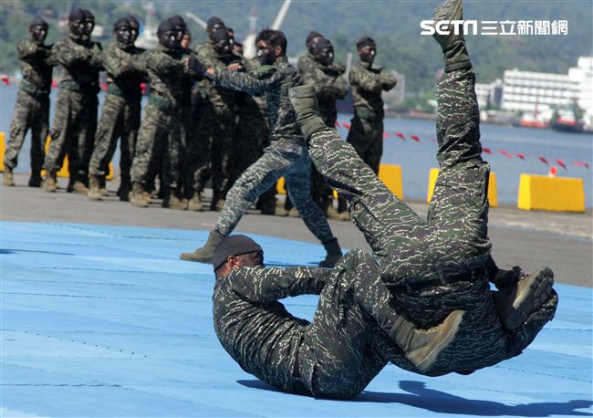 海軍陸戰隊綜合格鬥操演。（記者邱榮吉/攝影）