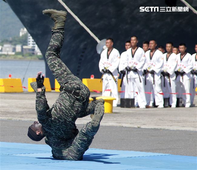 海軍陸戰隊綜合格鬥操演。（記者邱榮吉/攝影）