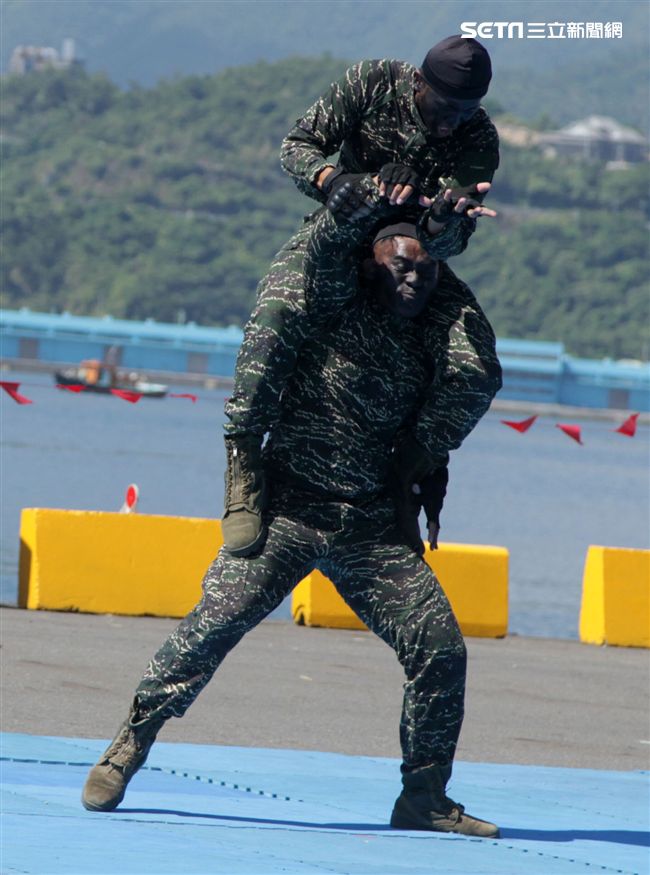 海軍陸戰隊綜合格鬥操演。（記者邱榮吉/攝影）