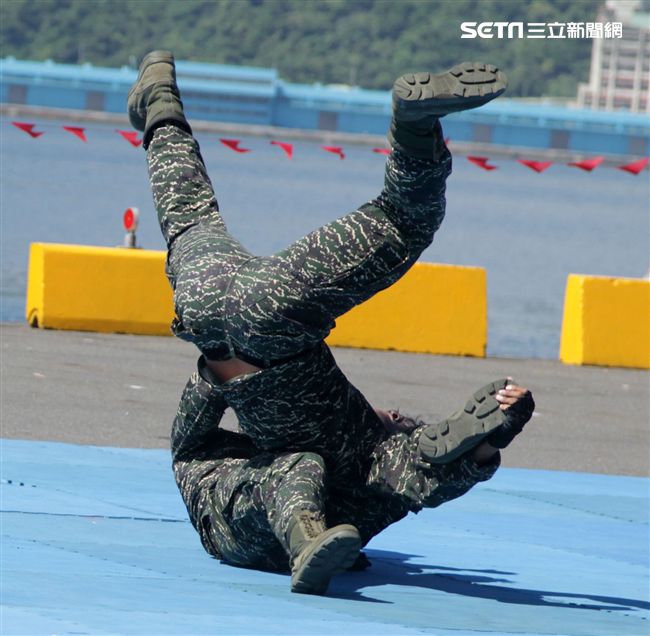 海軍陸戰隊綜合格鬥操演。（記者邱榮吉/攝影）