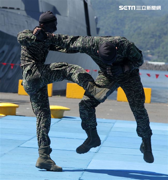 海軍陸戰隊綜合格鬥操演。（記者邱榮吉/攝影）