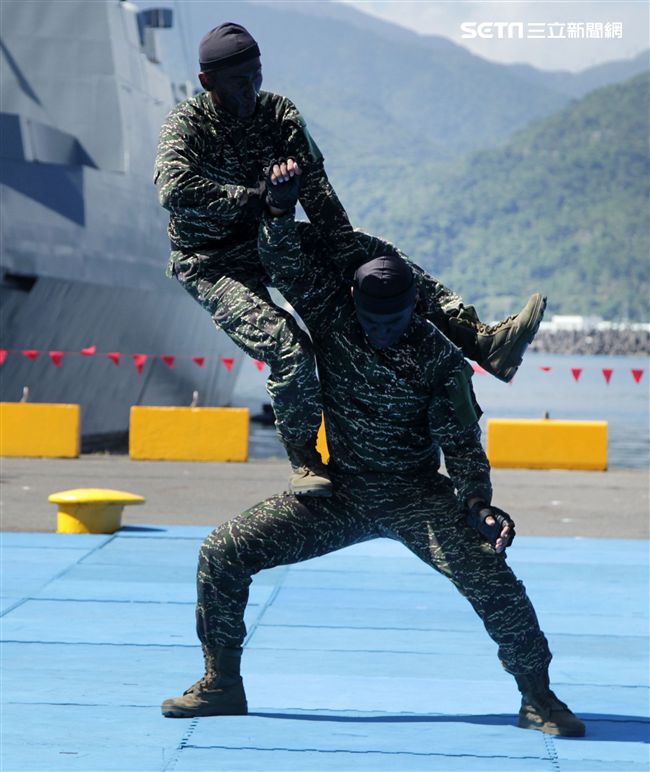 海軍陸戰隊綜合格鬥操演。（記者邱榮吉/攝影）