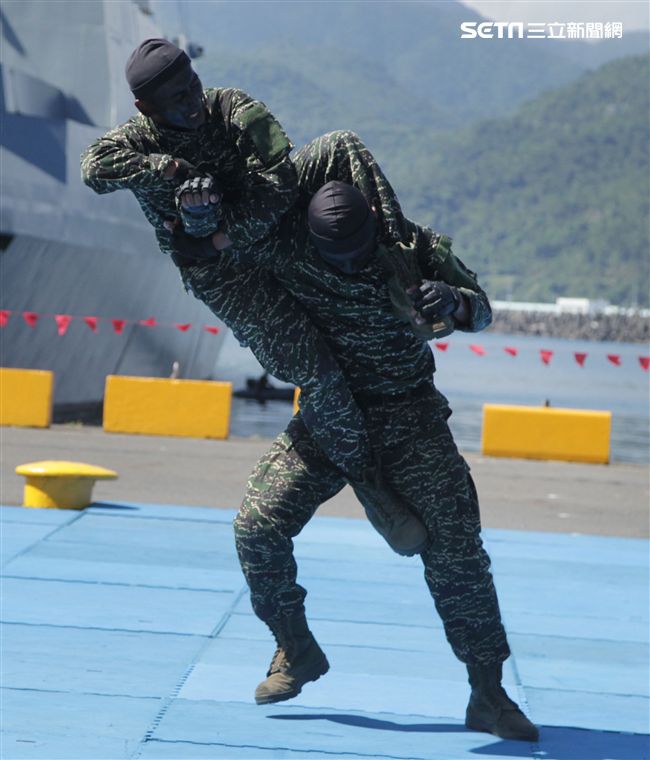 海軍陸戰隊綜合格鬥操演。（記者邱榮吉/攝影）