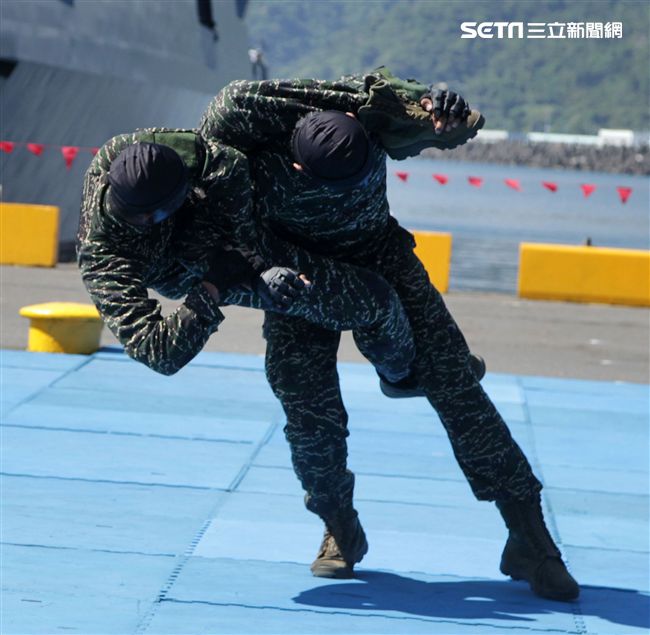 海軍陸戰隊綜合格鬥操演。（記者邱榮吉/攝影）