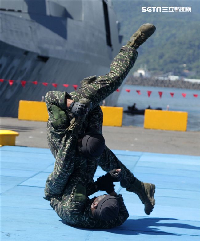 海軍陸戰隊綜合格鬥操演。（記者邱榮吉/攝影）