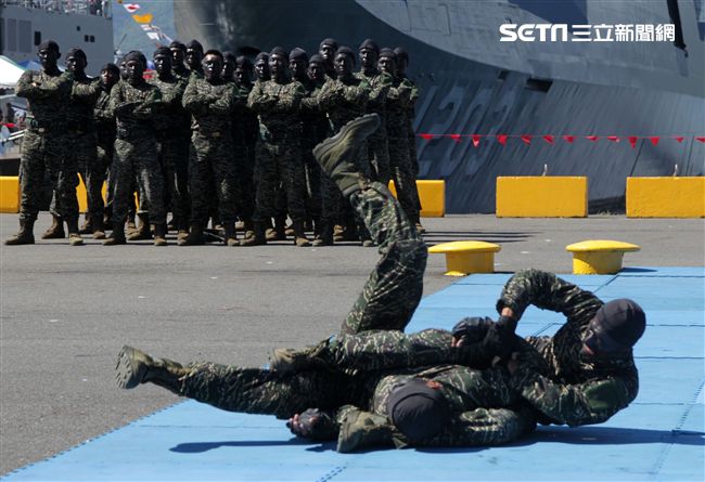 海軍陸戰隊綜合格鬥操演。（記者邱榮吉/攝影）