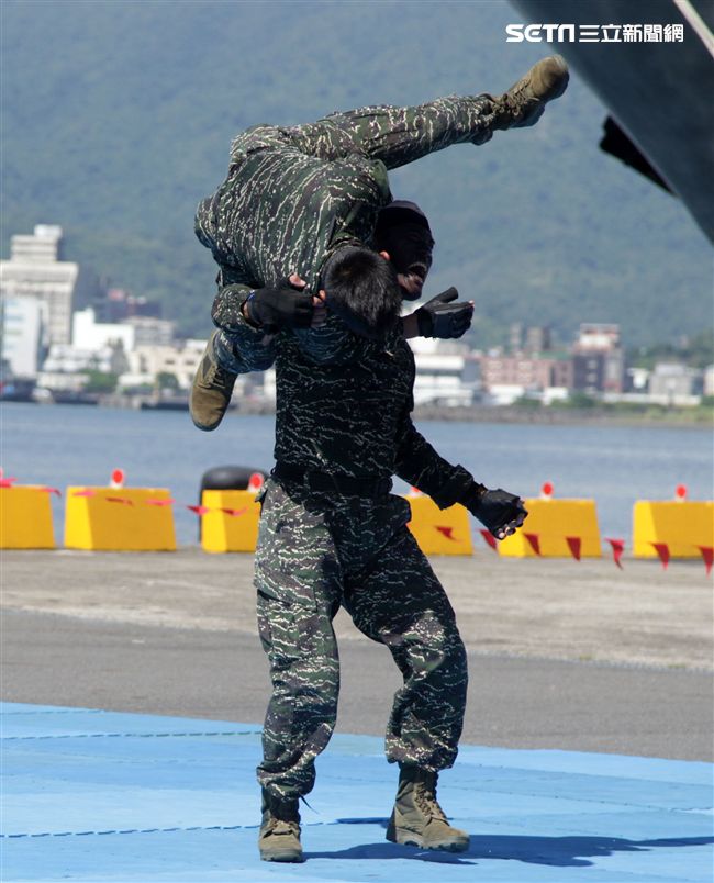 海軍陸戰隊綜合格鬥操演。（記者邱榮吉/攝影）