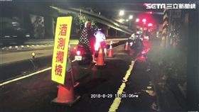唐男吹酒測棒露餡後騎車加速衝破攔檢站，造成2名警員受傷倒地，全案訊後依公共危險及妨害公務等罪送辦（翻攝畫面）