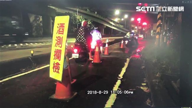 騎車拒檢衝撞2警　酒駕男睜眼說瞎話