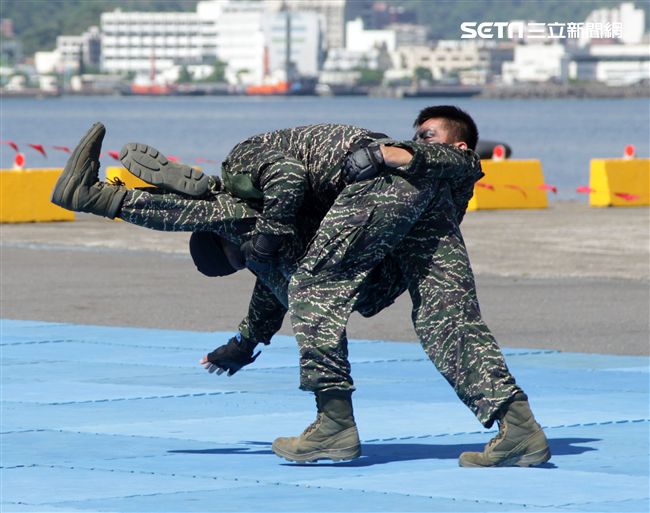 海軍陸戰隊綜合格鬥操演。（記者邱榮吉/攝影）