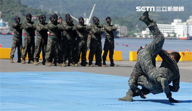 海軍陸戰隊綜合格鬥操演。（記者邱榮吉/攝影）