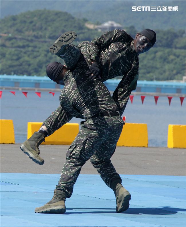 海軍陸戰隊綜合格鬥操演。（記者邱榮吉/攝影）