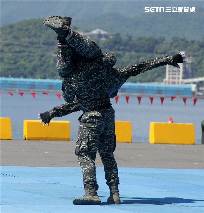 海軍陸戰隊綜合格鬥操演。（記者邱榮吉/攝影）