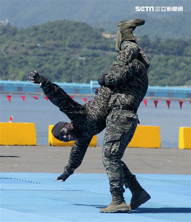 海軍陸戰隊綜合格鬥操演。（記者邱榮吉/攝影）