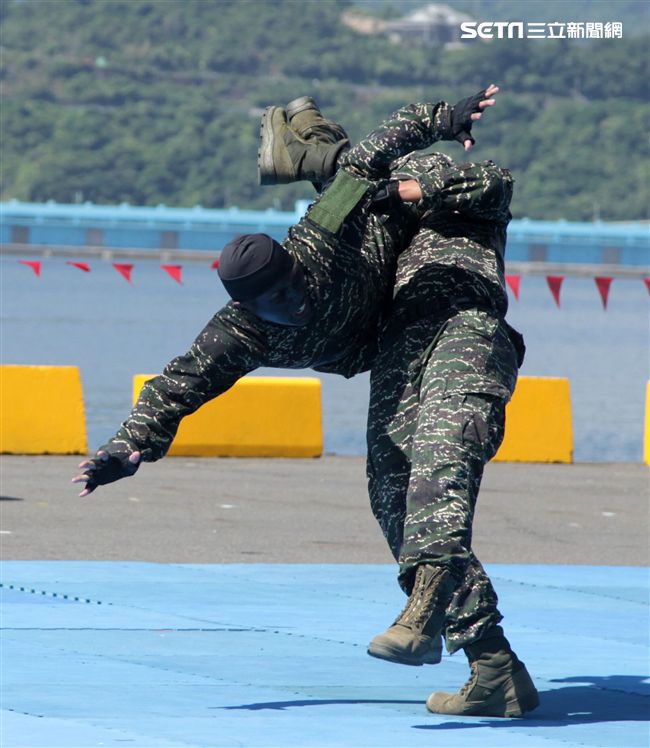 海軍陸戰隊綜合格鬥操演。（記者邱榮吉/攝影）
