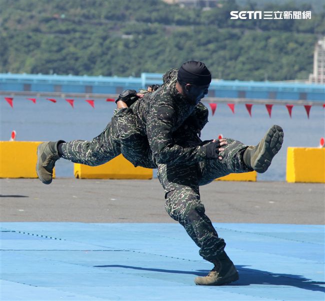 海軍陸戰隊綜合格鬥操演。（記者邱榮吉/攝影）