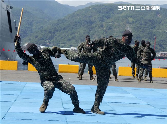 海軍陸戰隊綜合格鬥操演。（記者邱榮吉/攝影）